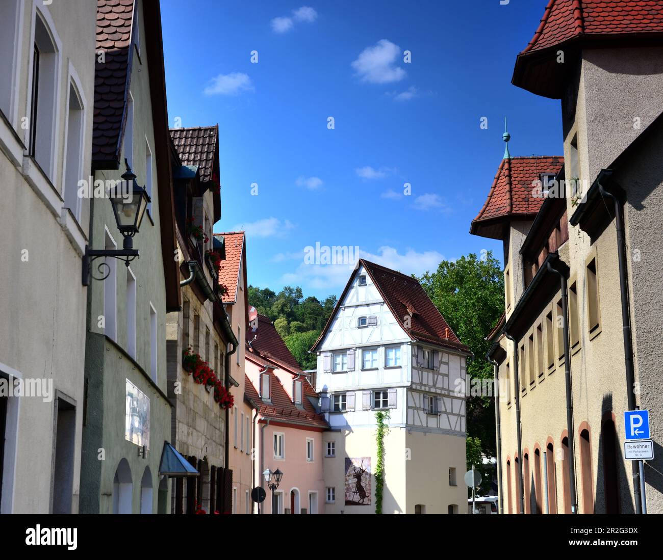 A Hersbruck, Turmhaus, Fachwerk, alte Häuser, Gasse, Häuserzeile, Dächer, Mittelfranken, Bayern, Deutschland Foto Stock