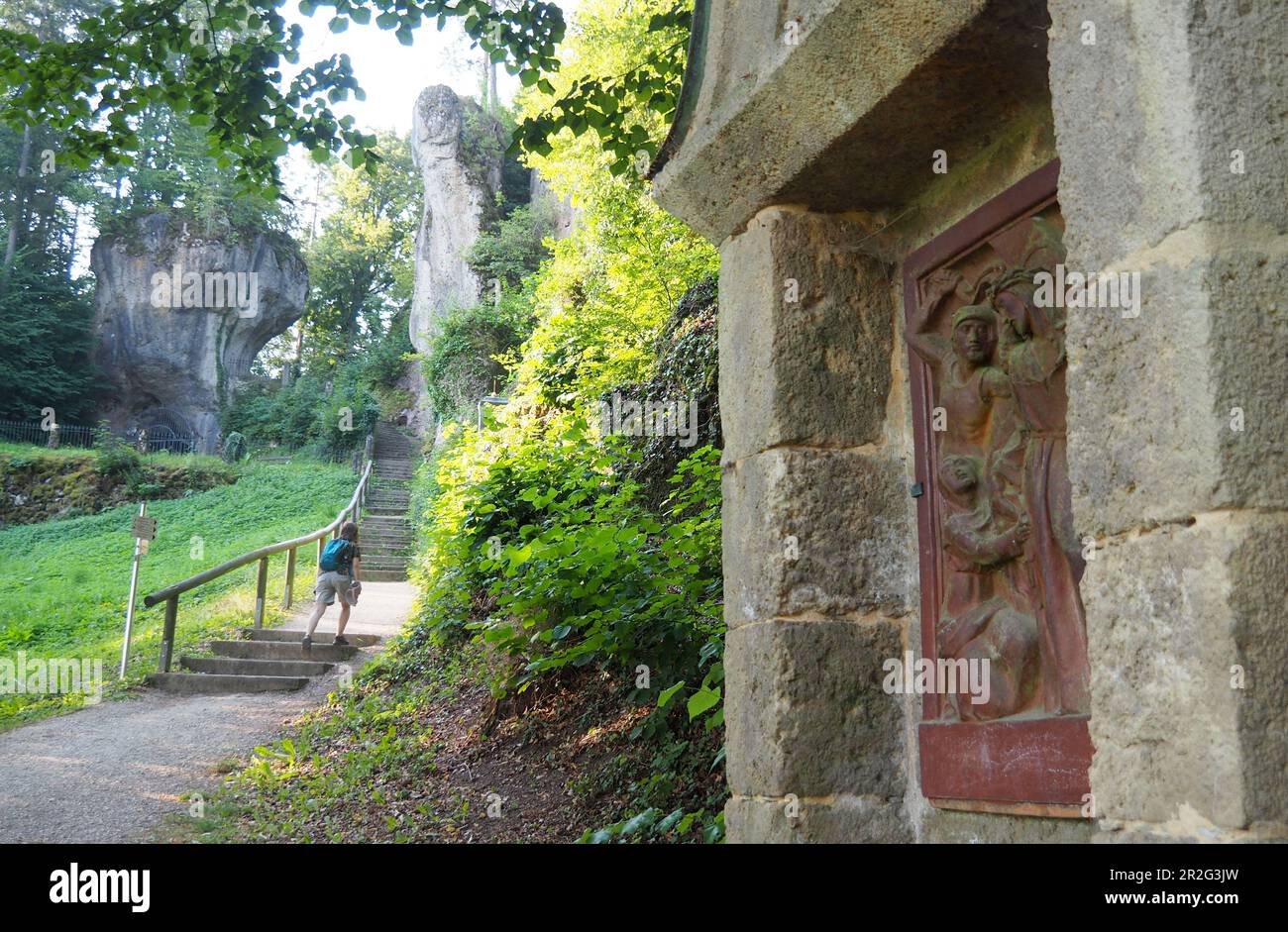 Kalvarienberg bei Gößweinstein, Spazierweg, Person, Steinschild, Religiös, Landschaft, Wald, Fränkische Schweiz, Ober-Franken, Baviera, Germania Foto Stock