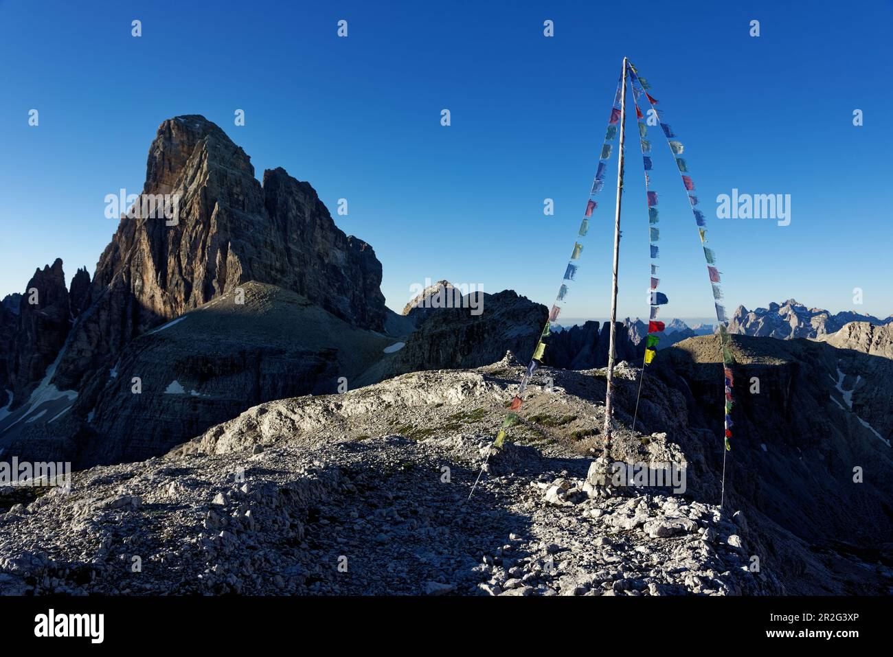 Non è raro nelle Alpi di oggi: Bandiere buddiste di preghiera vicino al Buellelejochhütte. Sullo sfondo il massiccio dodici. Foto Stock