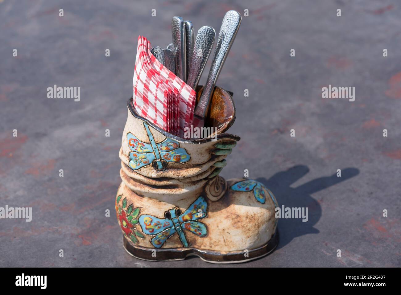 Stivali in ceramica come posate e portovaglioli in un ristorante, Lahr, Baden-Wuerttemberg, Germania Foto Stock