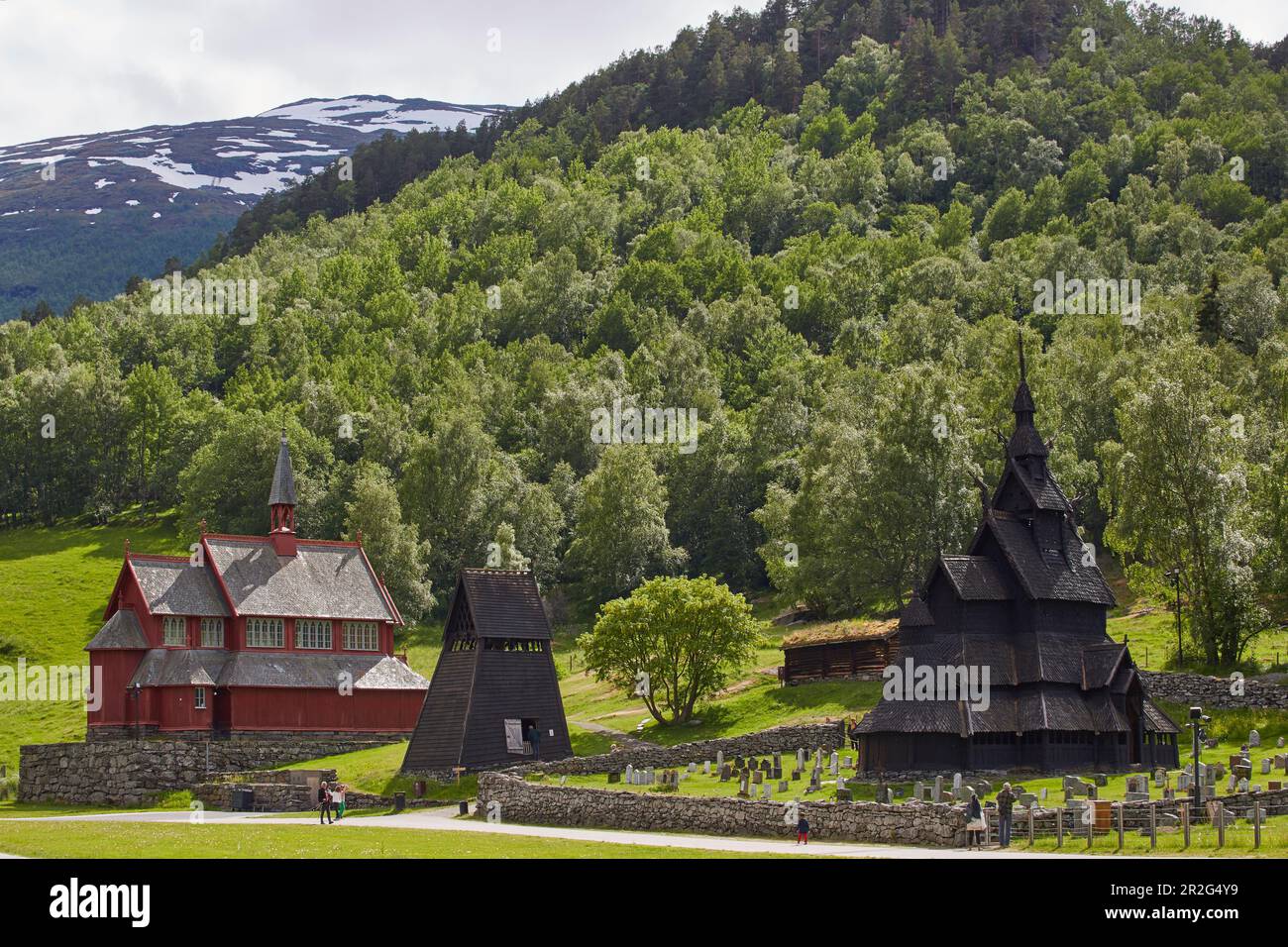 Chiesa Nuova (1868) e Chiesa di Borgund Stave, comune di Laerdal, Sogn og Fjordane, Norvegia, Europa Foto Stock