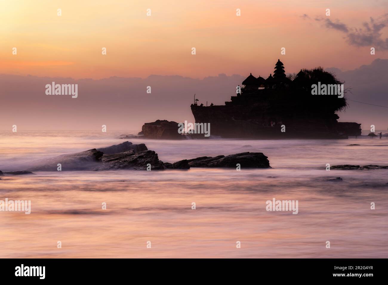 La marea si presenta in: Il Tempio di Tanah Lot indù, Bali, Indonesia, Asia sudorientale, Asia Foto Stock