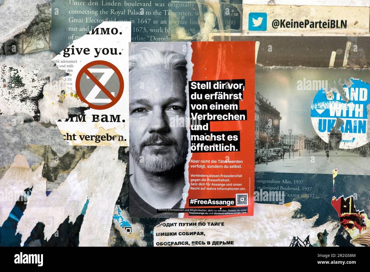 Adesivo su un lampione per Julian Assange, Berlino, Germania Foto Stock