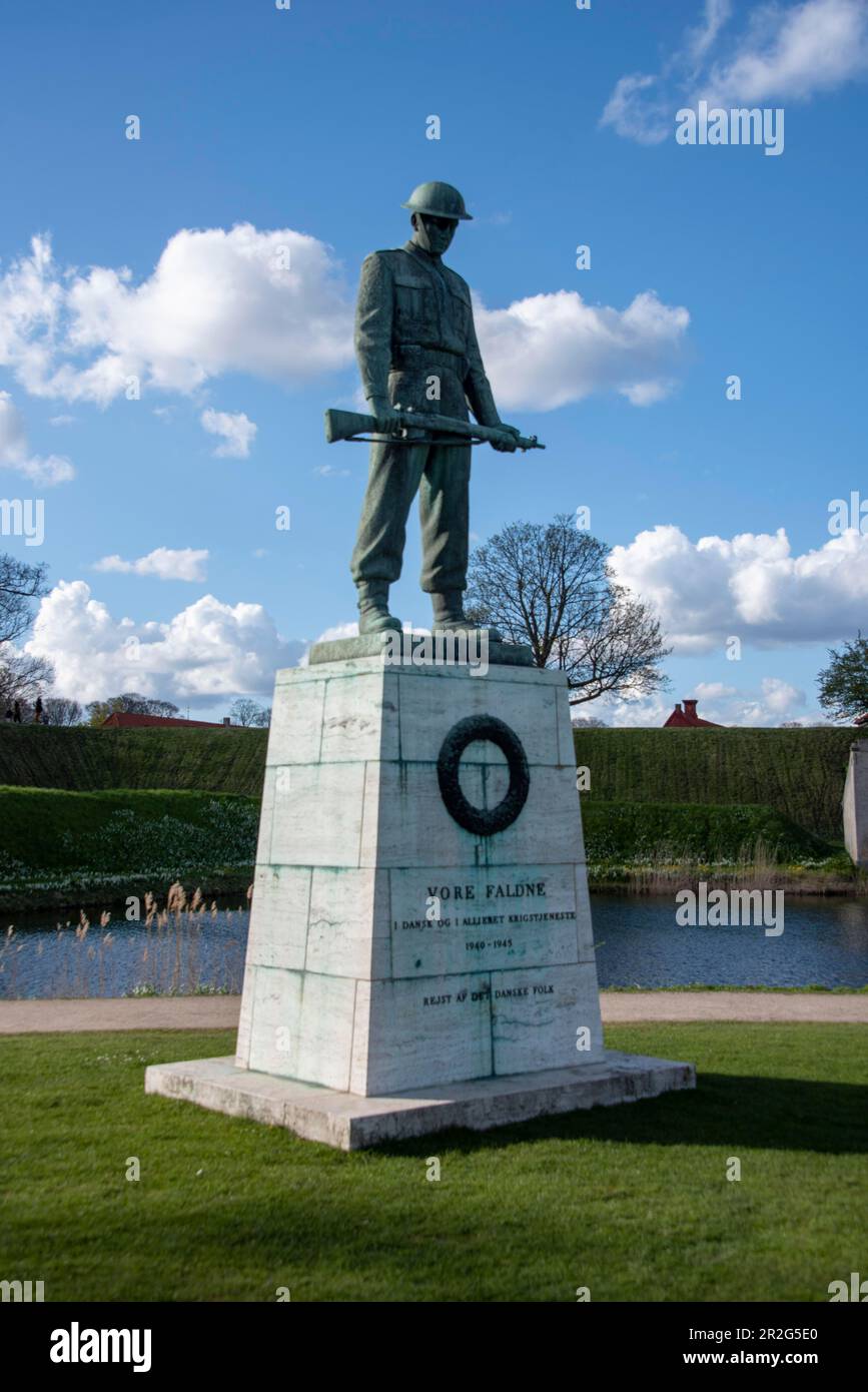 Il monumento Vore Faldne, situato all'ingresso della fortezza di Kastellet, commemora i soldati danesi uccisi nella prima e nella seconda guerra mondiale Foto Stock