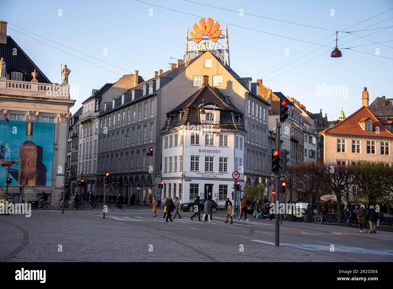Edificio con la scritta Huawei e il logo aziendale associato, in piedi a Nyhavn, Copenhagen, Danimarca Foto Stock