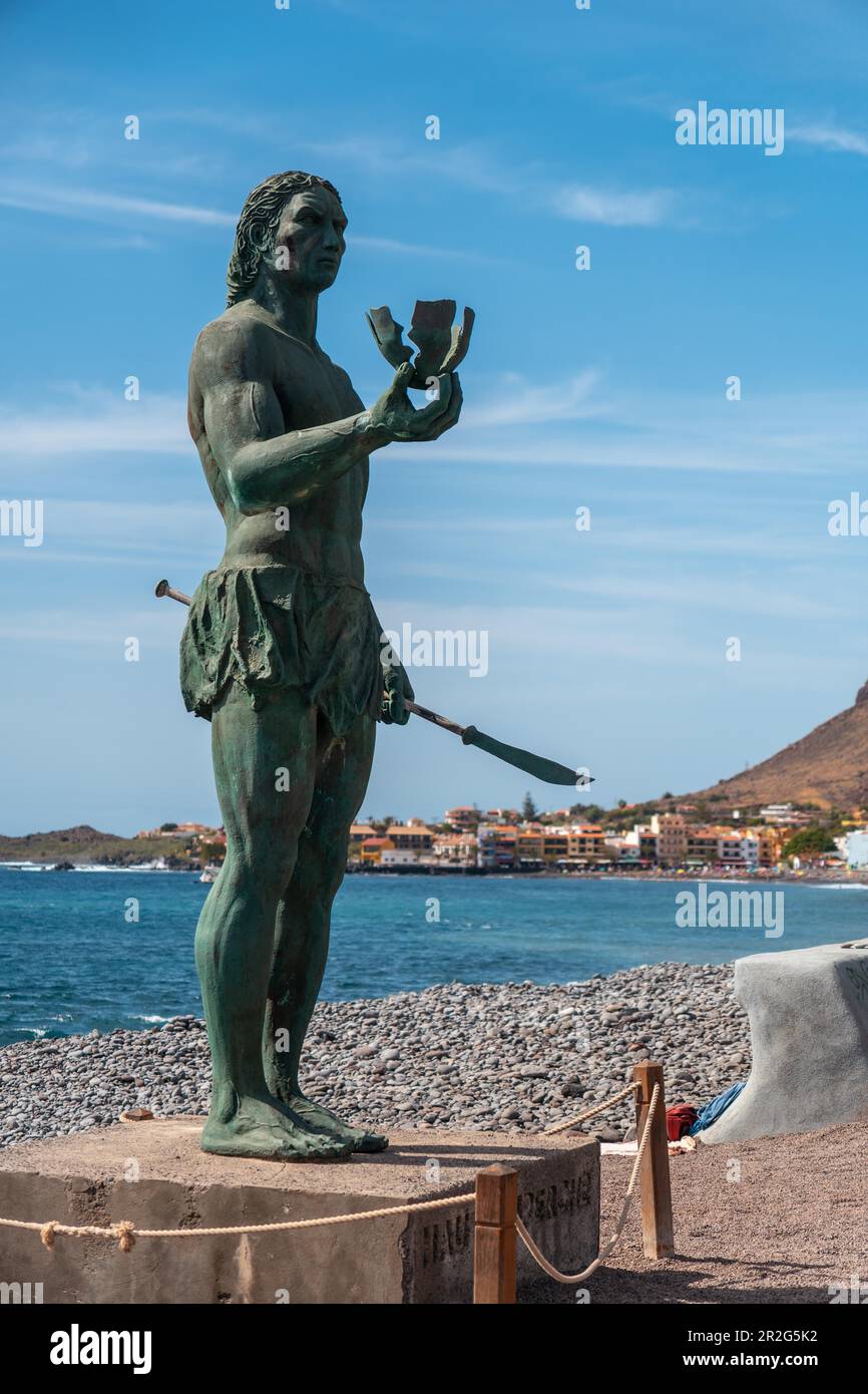 Statua preziosa di Hautacuperche sulla spiaggia del villaggio Valle Gran Rey a la Gomera, Isole Canarie Foto Stock