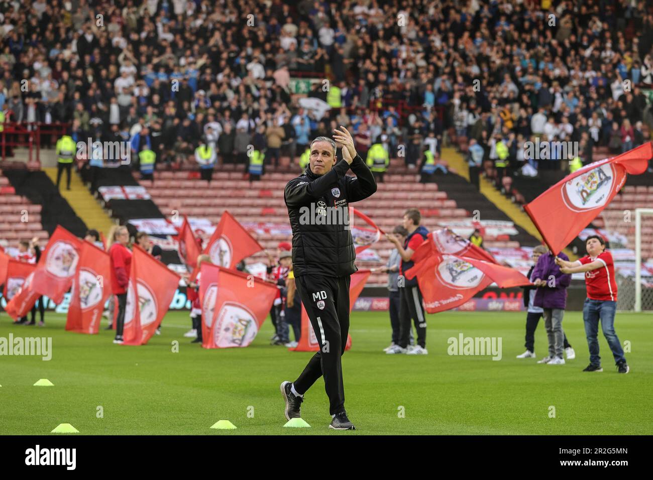 Michael Duff manager di Barnsley esce ad una standing ovation durante la partita di gioco della Sky Bet League 1 Barnsley vs Bolton Wanderers a Oakwell, Barnsley, Regno Unito, 19th maggio 2023 (Foto di Mark Cosgrove/News Images) Foto Stock