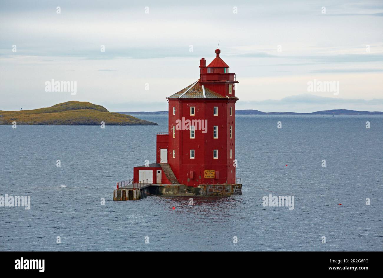 Faro di Kjeungskjaeret Fyr (Kjeungskjaer Fyr) a Bjungfjorden vicino Uthaug, provincia di Sör-Trondelag, Trondelag, Norvegia, Europa Foto Stock