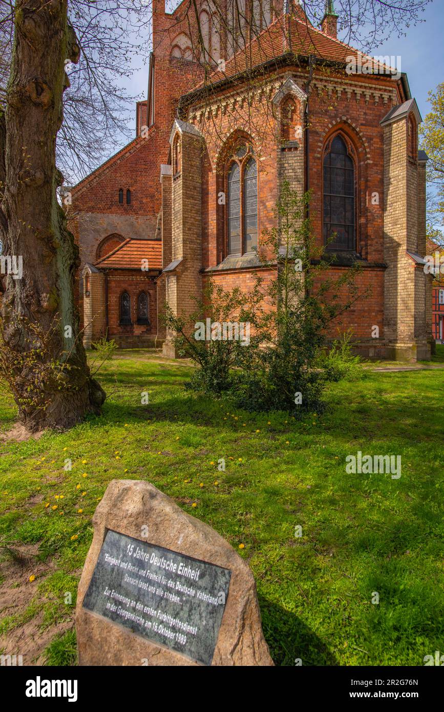 Piccola città di Waren, St. George's Church, Memorial Stone to the peaceful Revolution, GDR 1989, German Unification, Remembrance, Brick Basilica Foto Stock