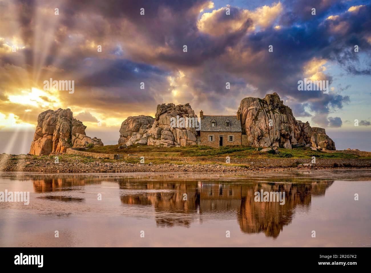 Casa tra le rocce, Castel Meur, la Maison Gouffre, Pleubian, Côte de Granit Rose, Cotes d'Armor, Bretagna, Francia Foto Stock