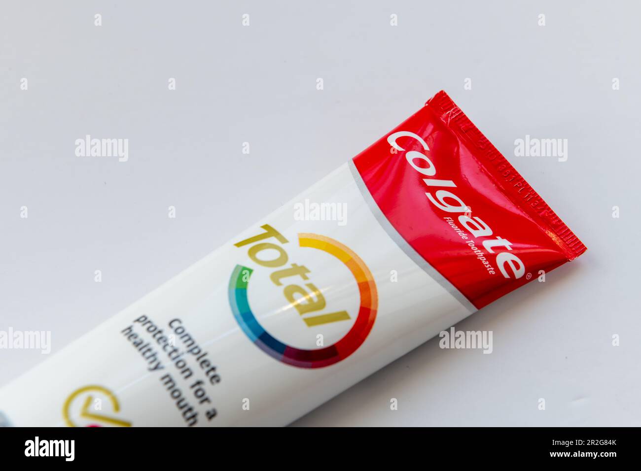 Londra. UK- 05.16.2023. Primo piano di un tubo di dentifricio Colgate Total isolato in bianco. Foto Stock