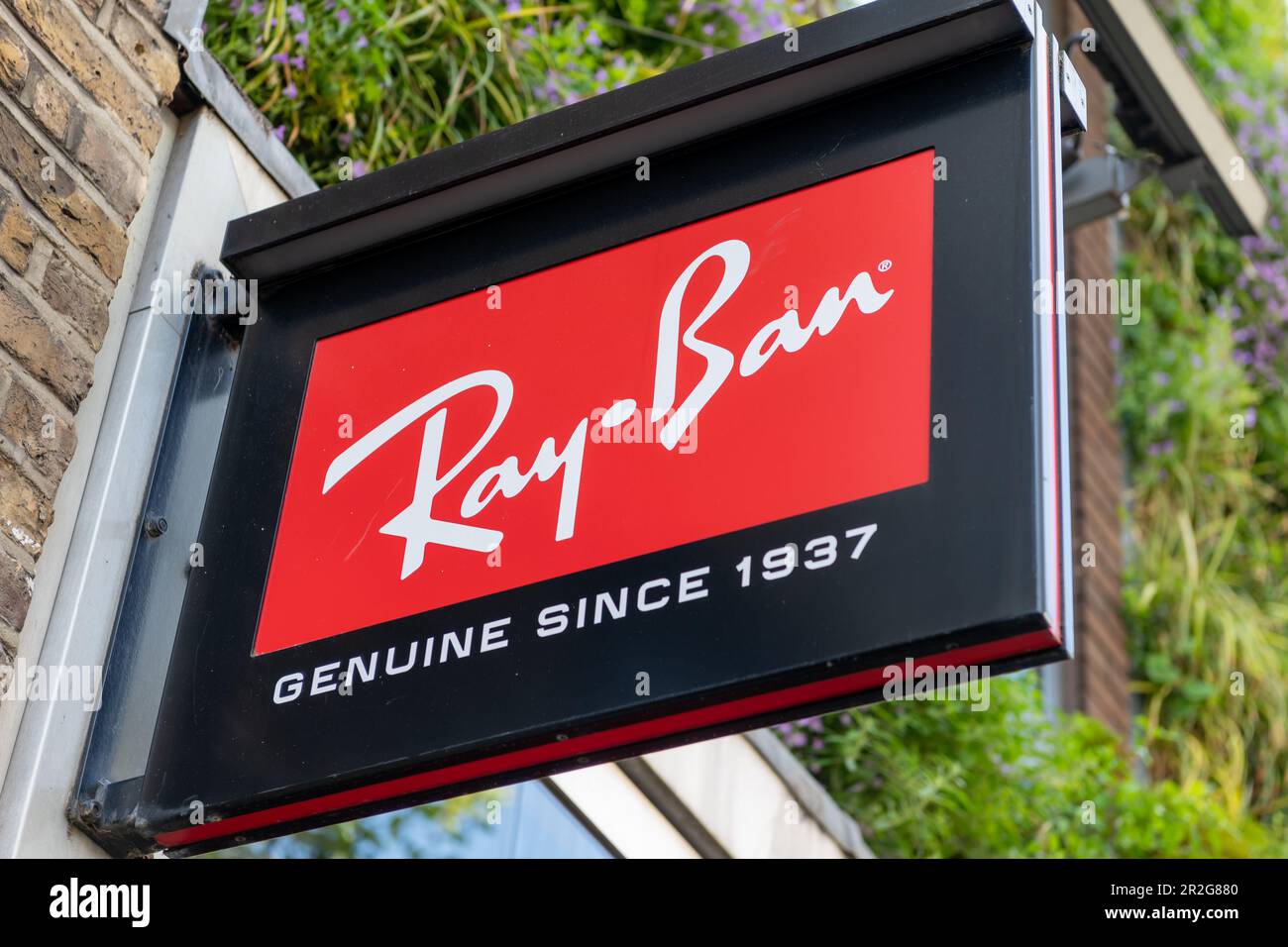Londra. UK- 05.17.2023. Il cartello con il nome Ray-Ban sulla facciata del suo negozio al dettaglio a Covent Garden. Foto Stock