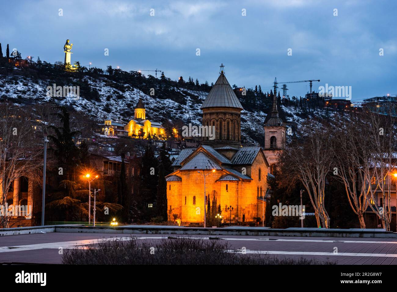 Vista notturna dell'illuminazione della vecchia Tbilisi, capitale della Georgia Foto Stock