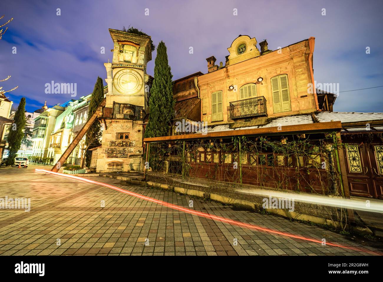 Vista notturna dell'illuminazione della vecchia Tbilisi, capitale della Georgia Foto Stock