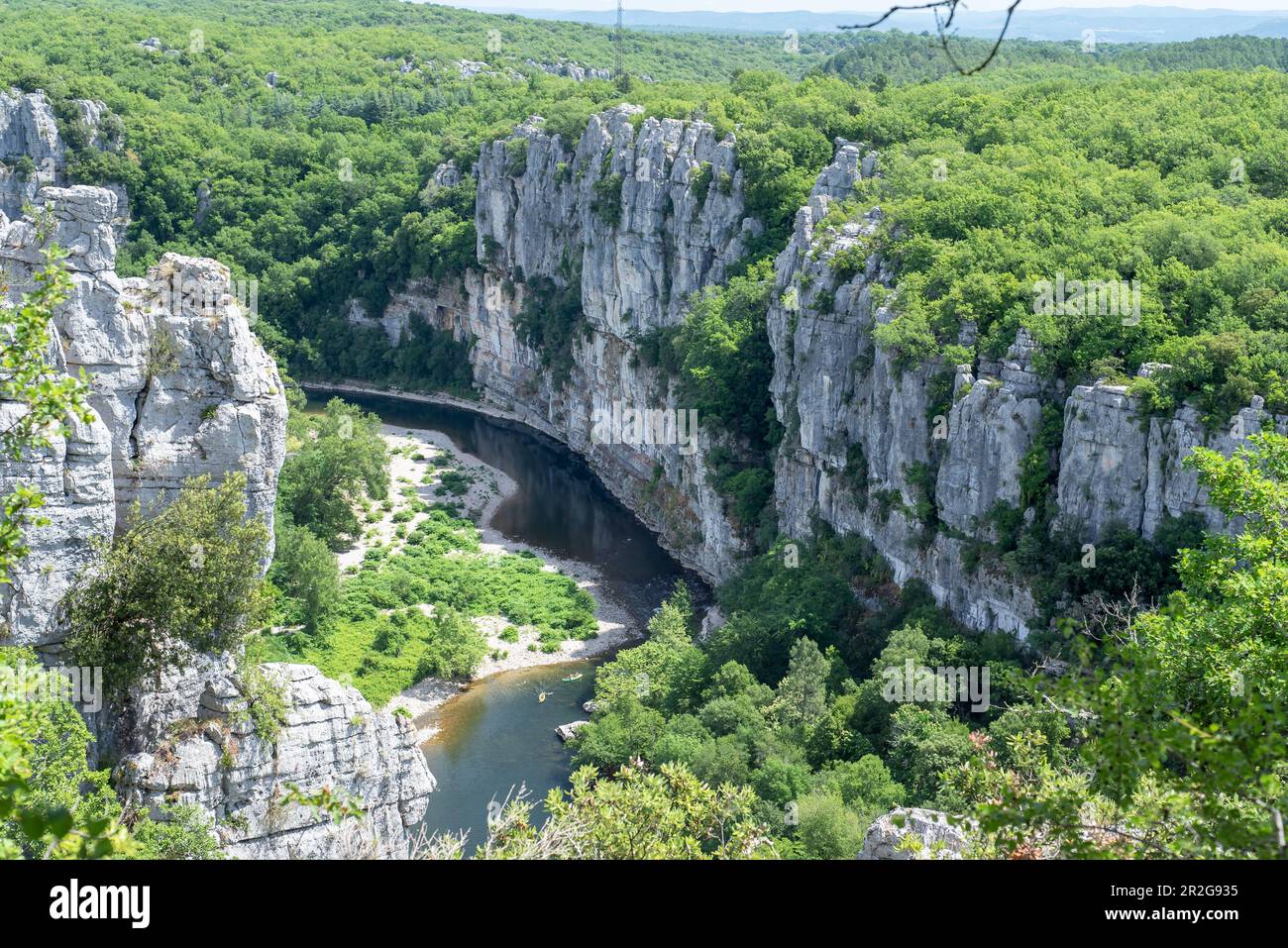 Chassezac fiume con rocce, Malarce-sur-la-Thines, Auvergne-Rodano-Alpi, Francia Foto Stock