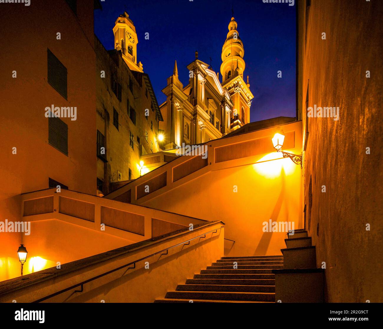 Scale per la Basilica di Saint Michel nel centro storico di Menton in luce lanterna, Menton; dipartimento delle Alpi Marittime, Costa Azzurra, Francia Foto Stock