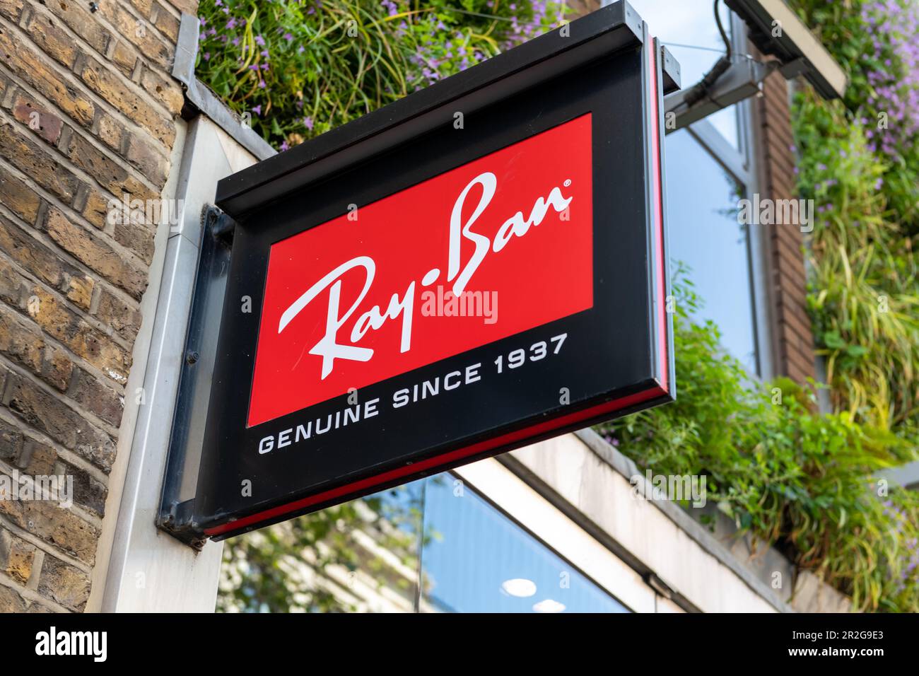 Londra. UK- 05.17.2023. Il cartello con il nome Ray-Ban sulla facciata del suo negozio al dettaglio a Covent Garden. Foto Stock