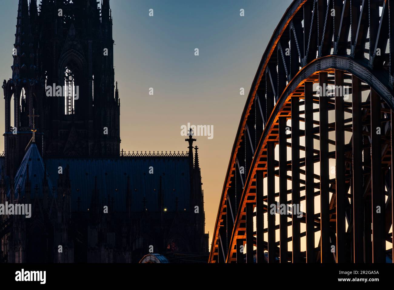 Atmosfera serale presso la Cattedrale di Colonia, il ponte Hohenzollern, Colonia, Renania settentrionale-Vestfalia, Germania, Europa Foto Stock