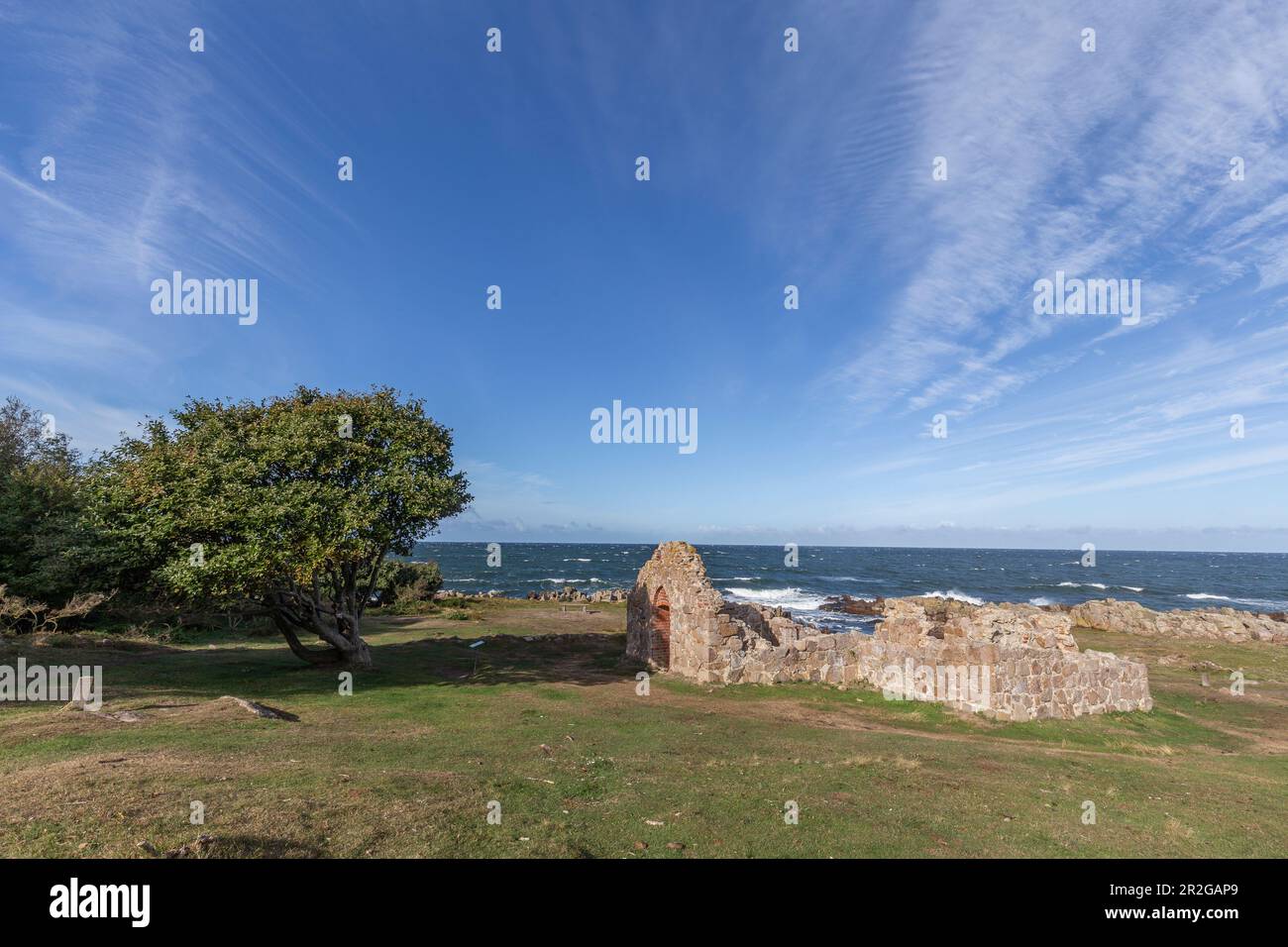Rovine della Cappella di Salomone, Allinge, Bornholm, Danimarca. Cielo ampio. Foto Stock