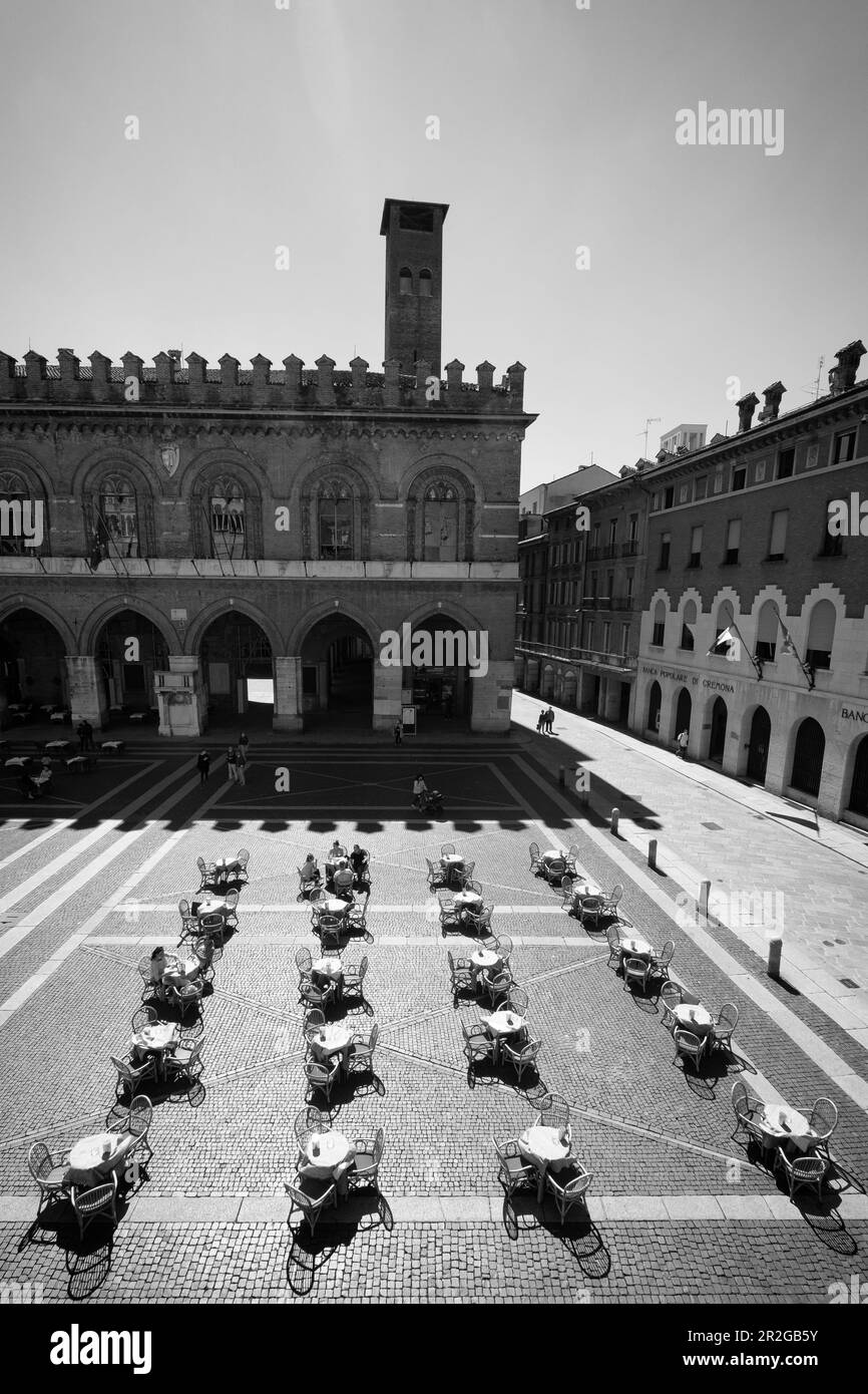 Vista dall'alto di un caffè su Piazza del comune , Cremona, Lombardia, Italia, Europa Foto Stock