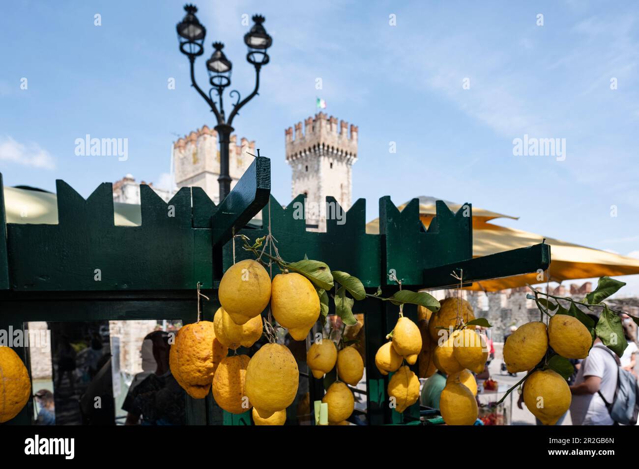 Vista dello stand di vendita di limoni a Sirmione, Verona, Veneto, Italia Foto Stock