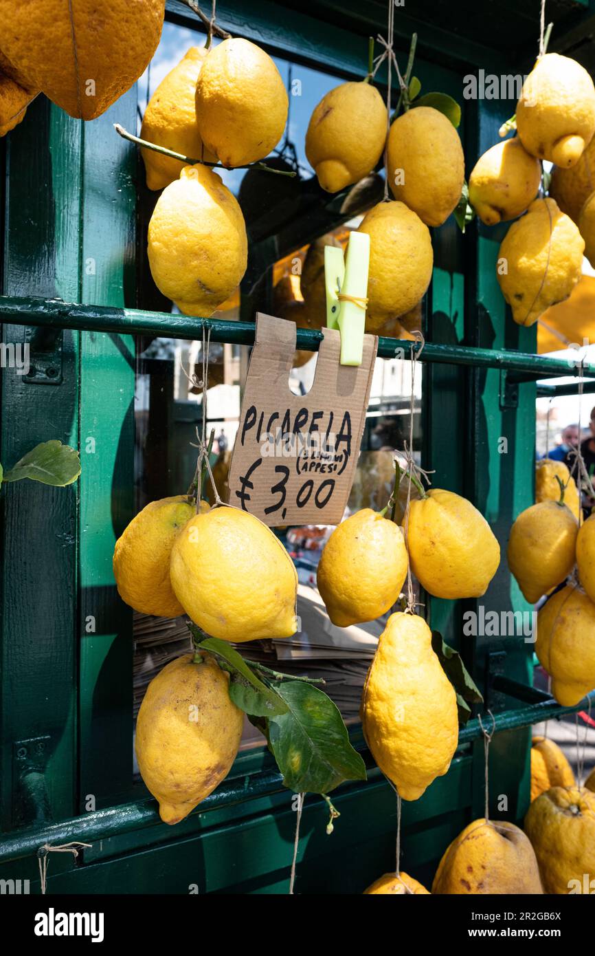Vista dello stand di vendita di limoni a Sirmione, Verona, Veneto, Italia Foto Stock