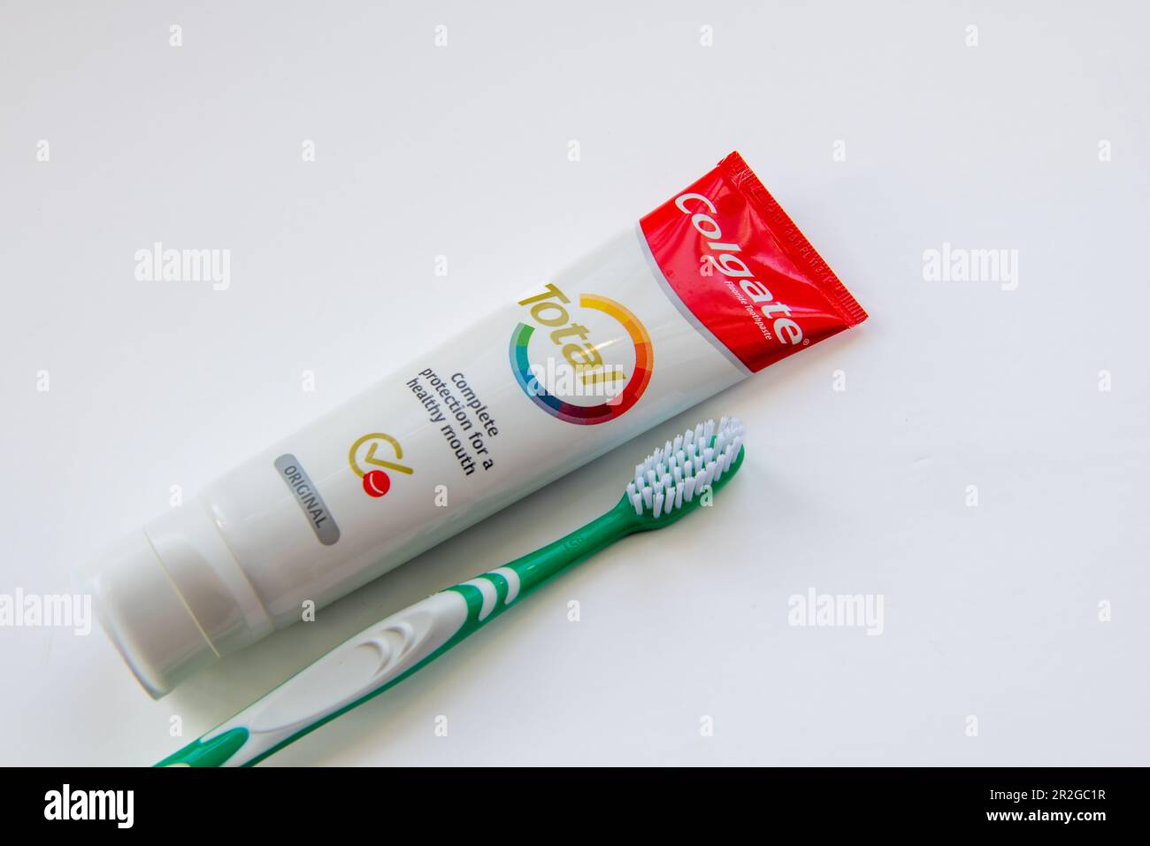 Londra. UK- 05.16.2023. Primo piano di un tubo di dentifricio Colgate con uno spazzolino isolato di bianco. Foto Stock