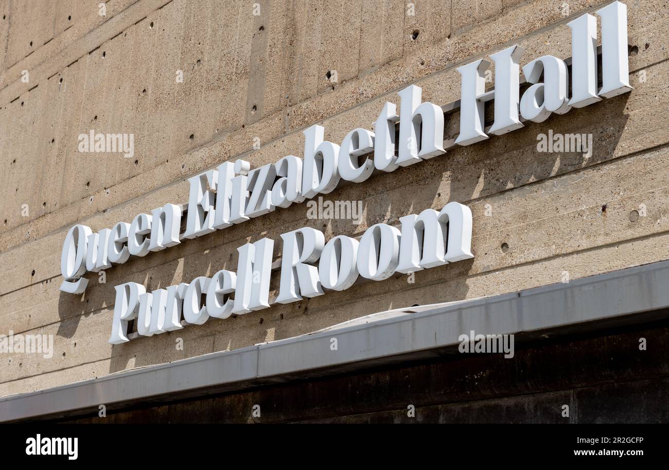 Il cartello con il nome sulla facciata della Queen Elizabeth Hall Purcell Room nel London Southbank Centre. Foto Stock