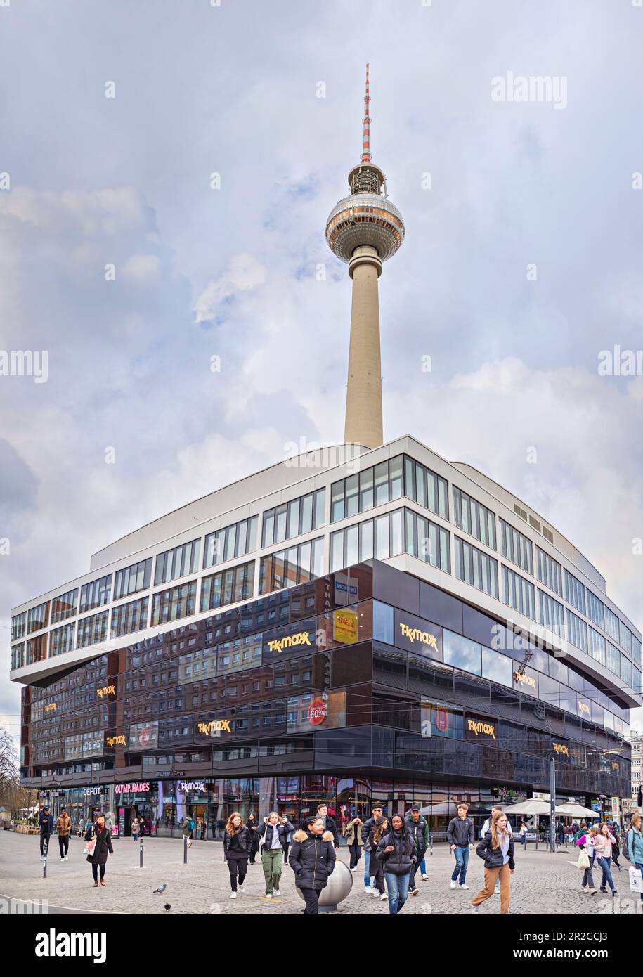 Alexanderplatz e la torre della televisione a Berlino, Germania Foto Stock