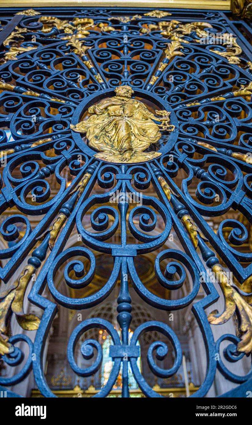 Christopher Wren's St. Dettaglio della porta dell'altare principale della cattedrale di Paul con Saint Paul a Londra Foto Stock