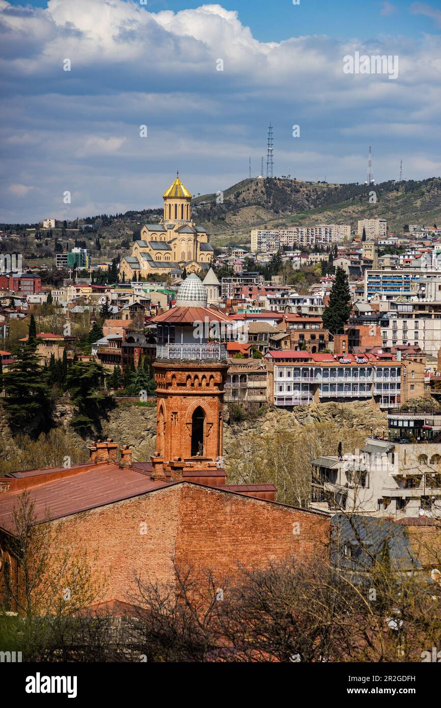 Il famoso edificio della Moschea di Tbilisi e la cattedrale di Sameba nella Vecchia Tbilisi, capitale della Georgia Foto Stock