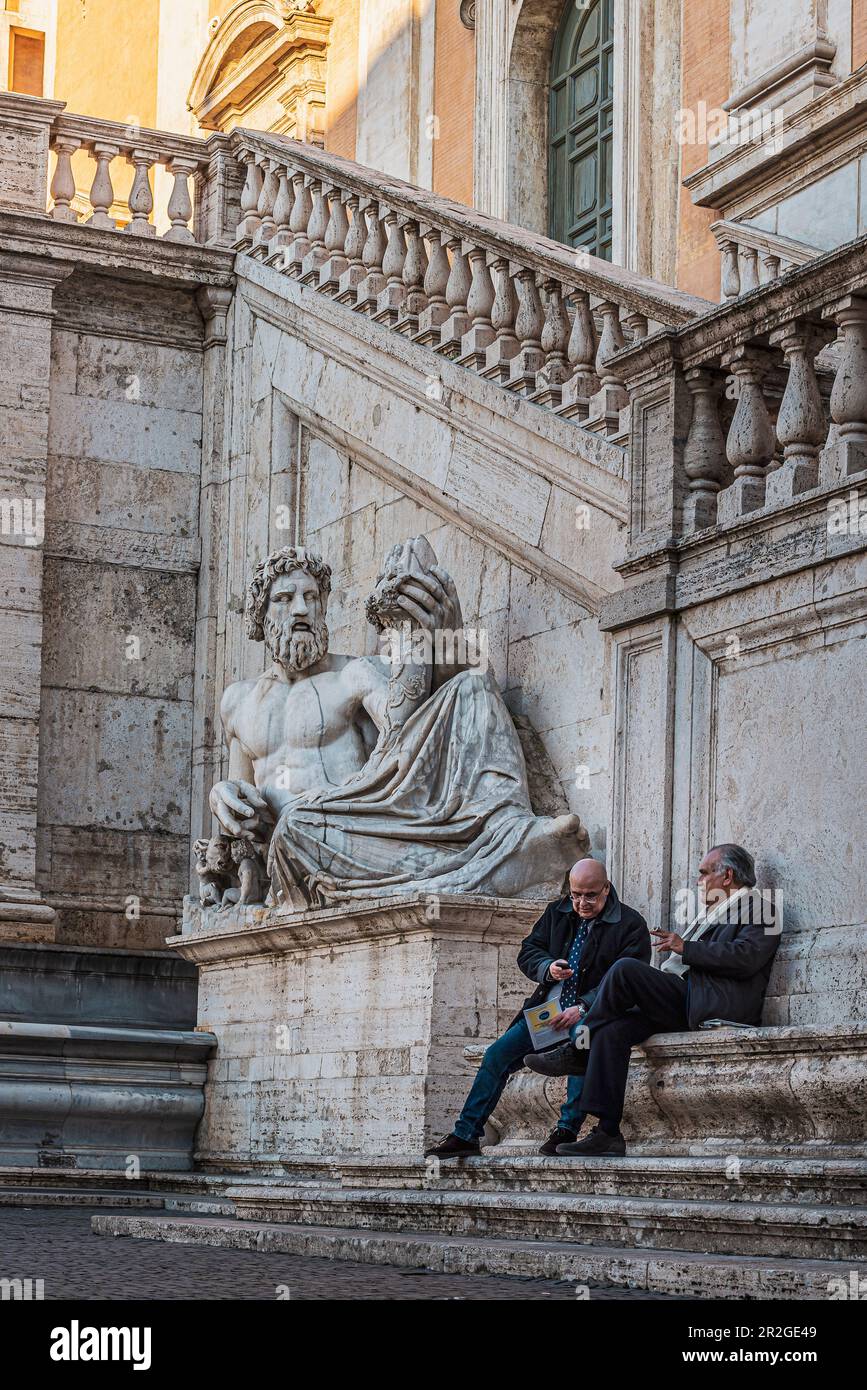 Gli anziani alla doppia scalinata di Michelangelo al Palazzo del Senatore il Municipio di oggi, Roma, Lazio, Italia, Europa Foto Stock