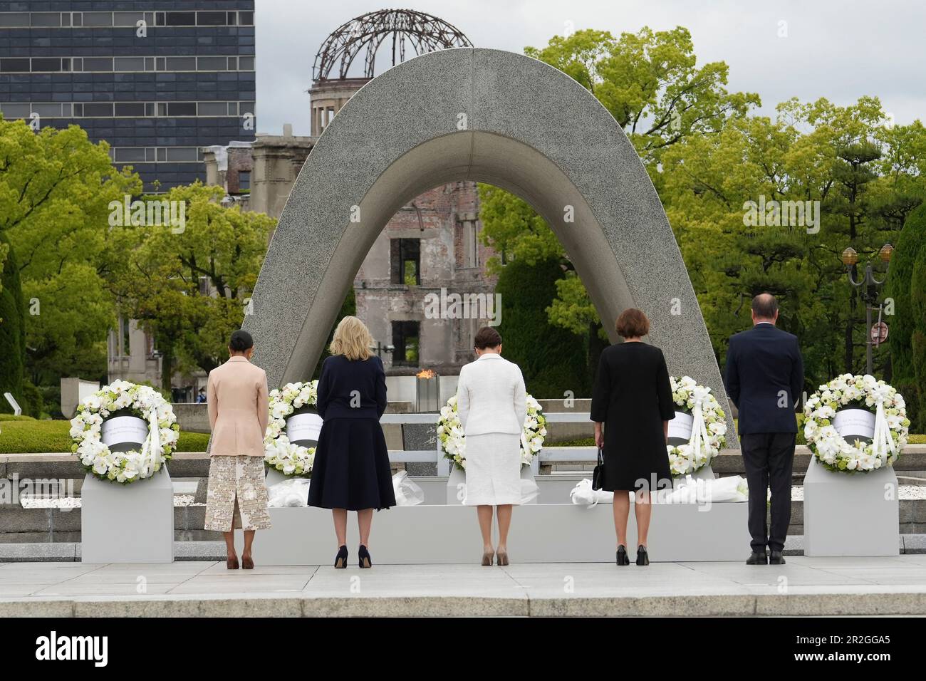 Hiroshima, Giappone. 19th maggio, 2023. Il Gruppo dei sette sposi si trova in piedi per un momento di silenzio dopo una cerimonia di corona al Memorial Cenotaph nel Parco Memoriale della Pace di Hiroshima il primo giorno del Vertice del G7, il 19 maggio 2023 a Hiroshima, Giappone. Da sinistra: Akshata Narayan Murty del Regno Unito, la First Lady americana Jill Biden, Yuko Kishida del Giappone, Britta Ernst della Germania e Heiko von der Leyen, moglie del presidente dell'Unione europea. Credit: Foto piscina/G7 Hiroshima/Alamy Live News Foto Stock