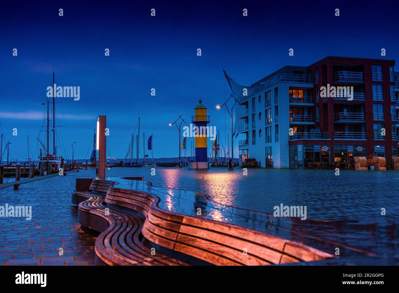 Vista sul vecchio faro di notte a Eckernförde. Mar Baltico, Schleswig-Holstein, Germania, Europa Foto Stock