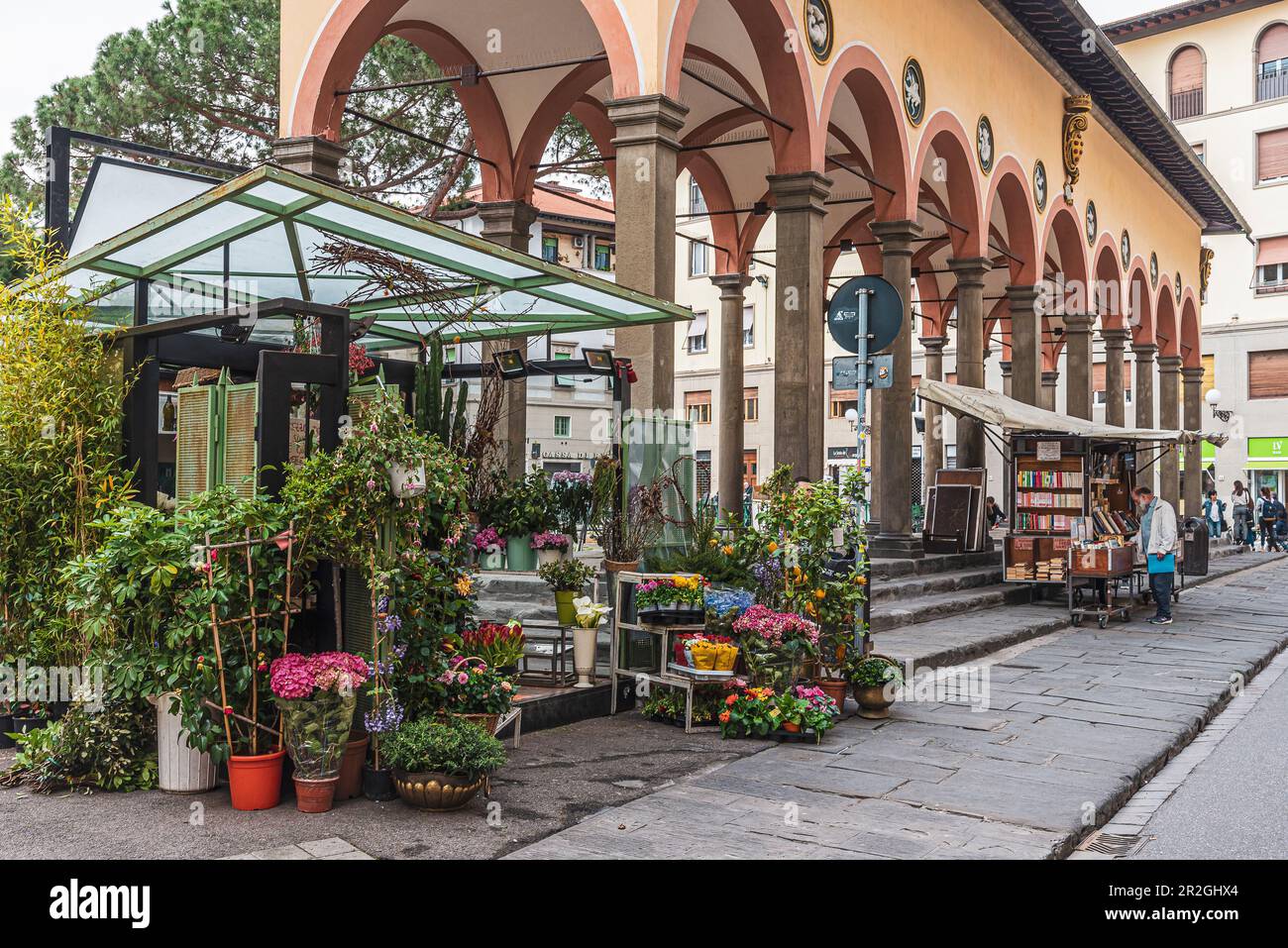 Bancarella dei fiori alla Loggia del Pesce, Piazza dei Ciompi, Ciomp, mercato, Firenze, Toscana, Italia, Europa Foto Stock