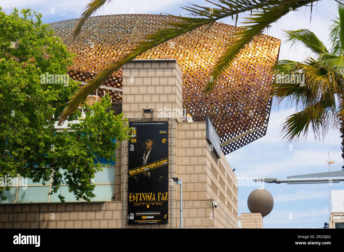 Padiglione di pesci d'oro progettato da Gehery, ora casinò, vicino al villaggio olimpico, con annuncio poster di Espinoza Paz in primo piano. Barcellona, Spagna. Foto Stock