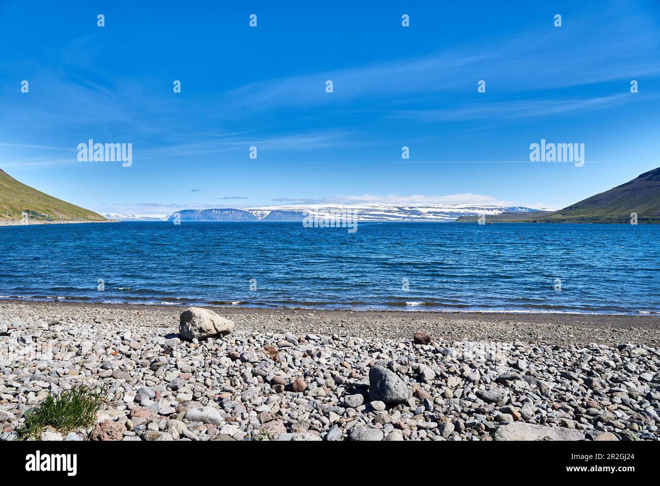 Vista della catena montuosa da Neðri Arnardalur; Isafjordur, Islanda Foto Stock