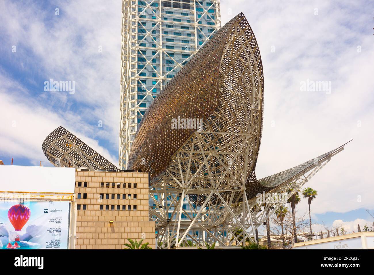 Padiglione di pesci d'oro progettato da Gehery, ora casinò, vicino al villaggio olimpico. Barcellona, Spagna. Foto Stock