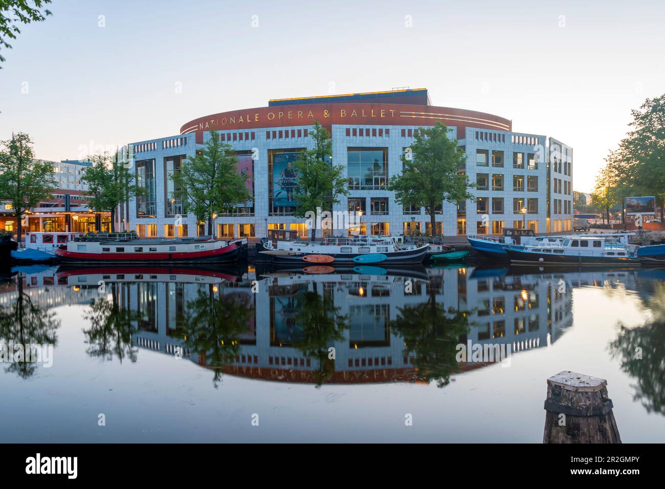 Muziektheater, Opera Nazionale Olandese, Fiume Amstel, Amsterdam, Olanda del Nord, Paesi Bassi Foto Stock