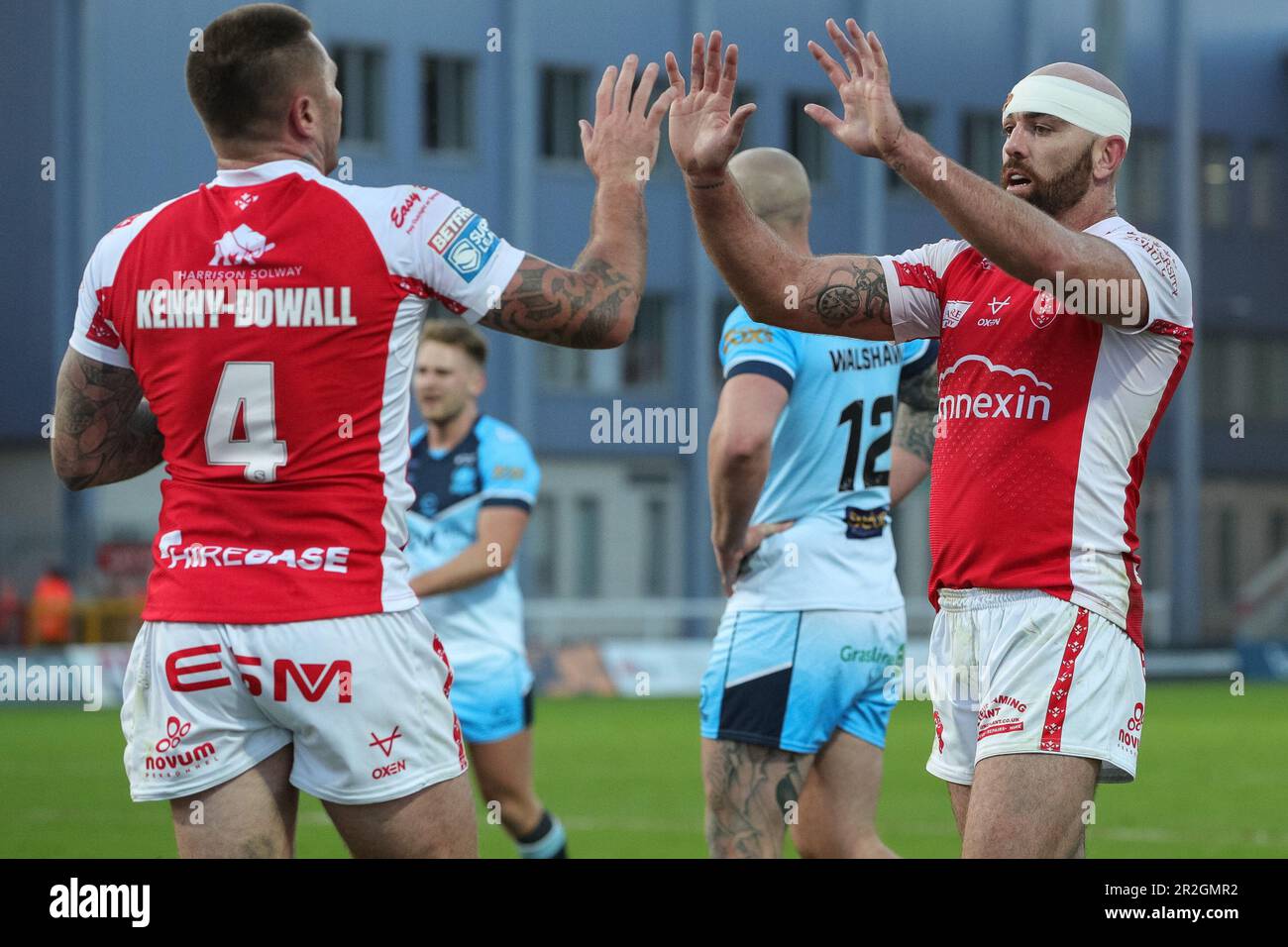 Kingston upon Hull, Regno Unito. 19th maggio, 2023. Shaun Kenny-Dowall #4 di Hull KR celebra la sua prova con Kane Linnett e segna il punteggio di 30-0 nella prima metà della partita della Betfred Challenge Cup Hull KR vs Batley Bulldogs al Sewell Group Craven Park, Kingston upon Hull, Regno Unito, 19th maggio 2023 (Foto di James Heaton/News Images) A Kingston upon Hull, Regno Unito, il 5/19/2023. (Foto di James Heaton/News Images/Sipa USA) Credit: Sipa USA/Alamy Live News Foto Stock