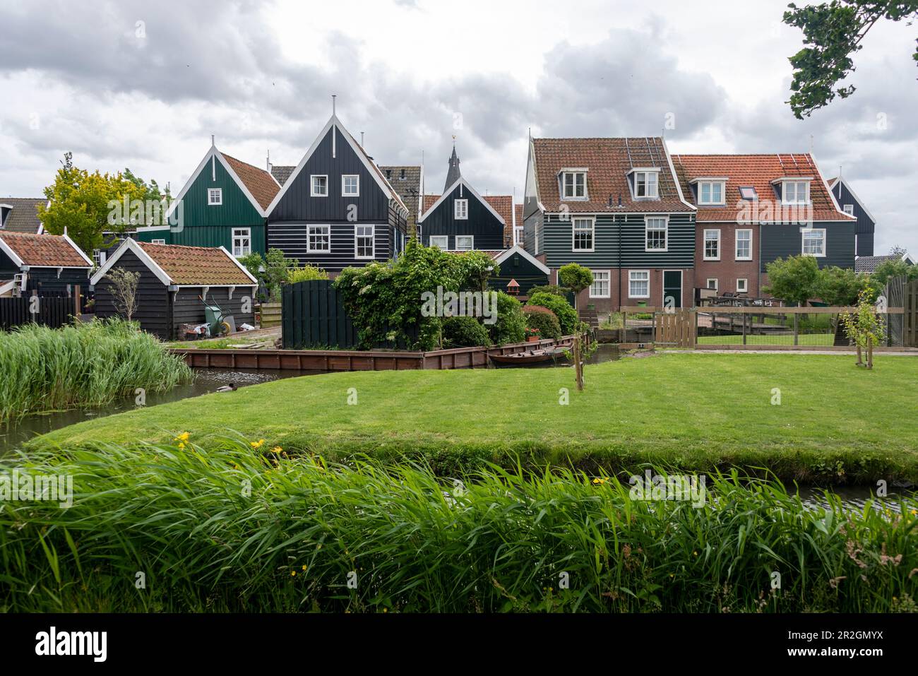 Case residenziali tradizionali, penisola di Marken, Waterland, Olanda del Nord, Paesi Bassi Foto Stock