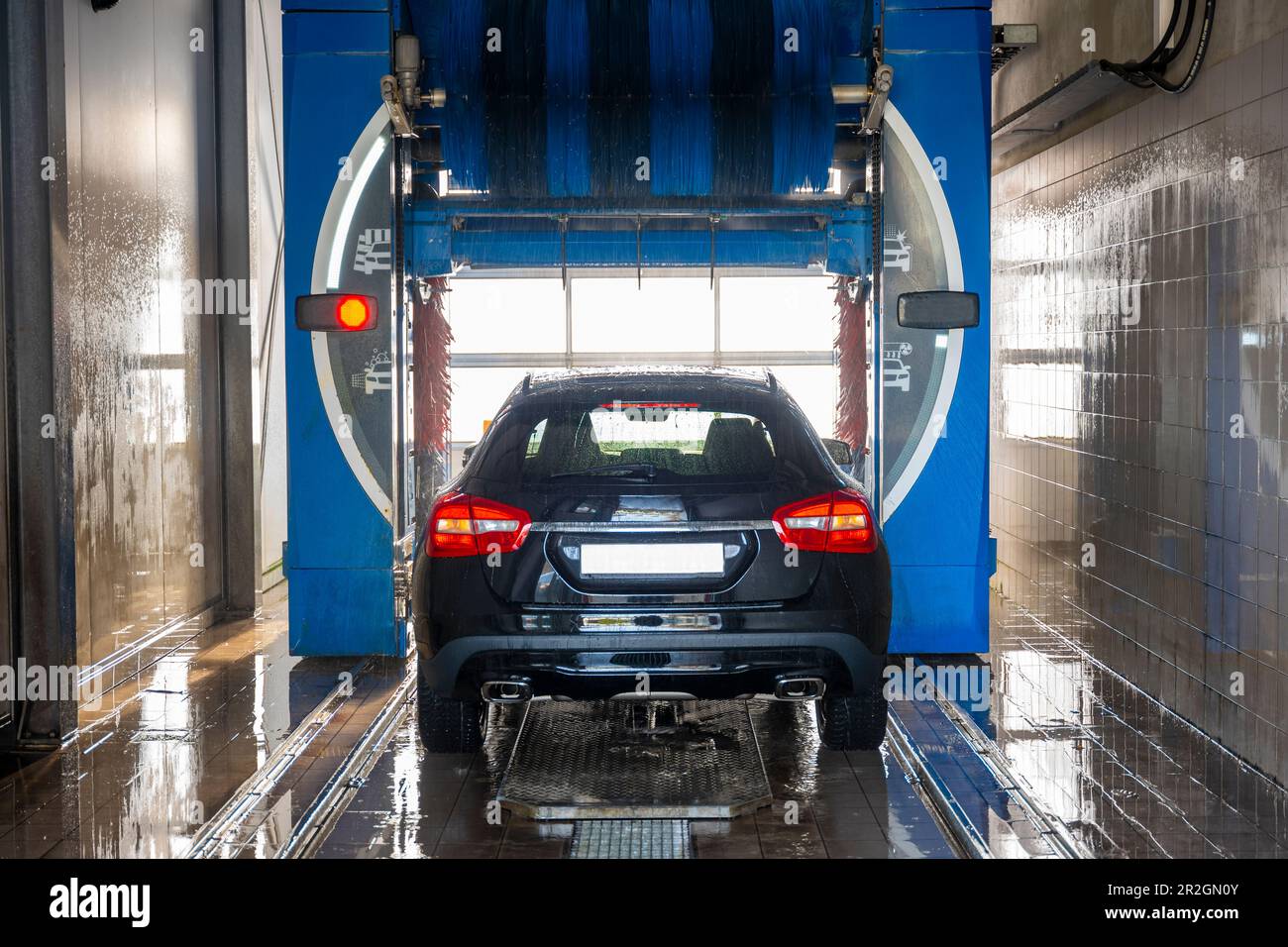 Auto in autolavaggio automatico in una giornata di sole in Svizzera. Foto Stock