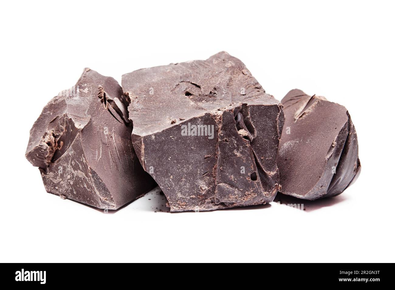 Grandi pezzi di cioccolato fondente crudo isolato su sfondo bianco Foto Stock
