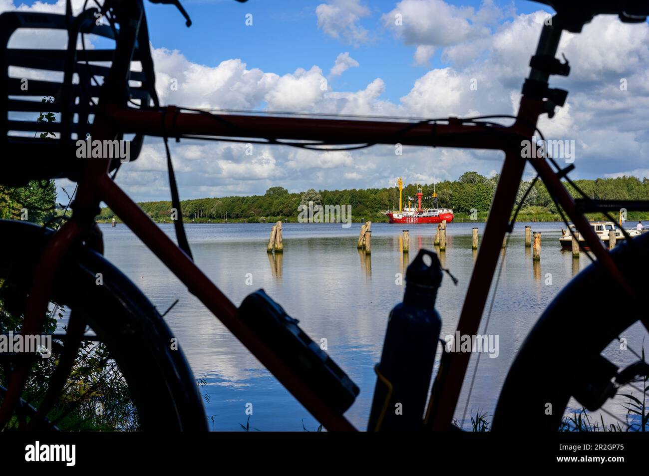 Pedalando sulla costa del Mare del Nord, paesaggio al Hochdonnbrücke, costa del Mare del Nord, Schleswig Holstein, Germania, Europa Foto Stock