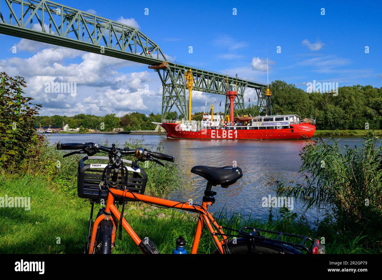 Nave storica Elbe 1, in bicicletta sulla costa del Mare del Nord, paesaggio a Hochdonnbrücke, costa del Mare del Nord, Schleswig Holstein, Germania, Europa Foto Stock