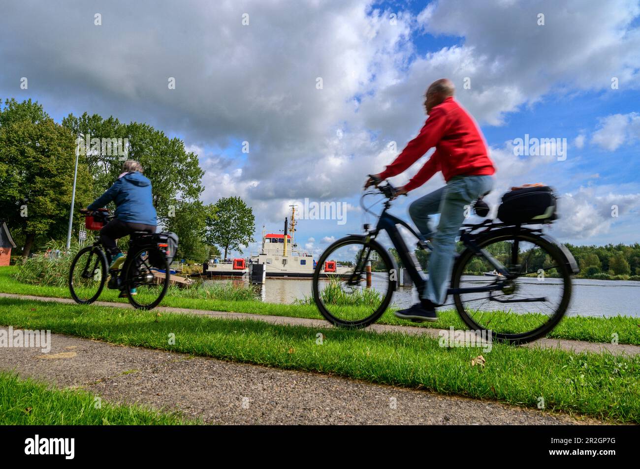 In bicicletta sulla costa del Mare del Nord, traghetto a Hochdonnbrücke, costa del Mare del Nord, Schleswig Holstein, Germania, Europa Foto Stock