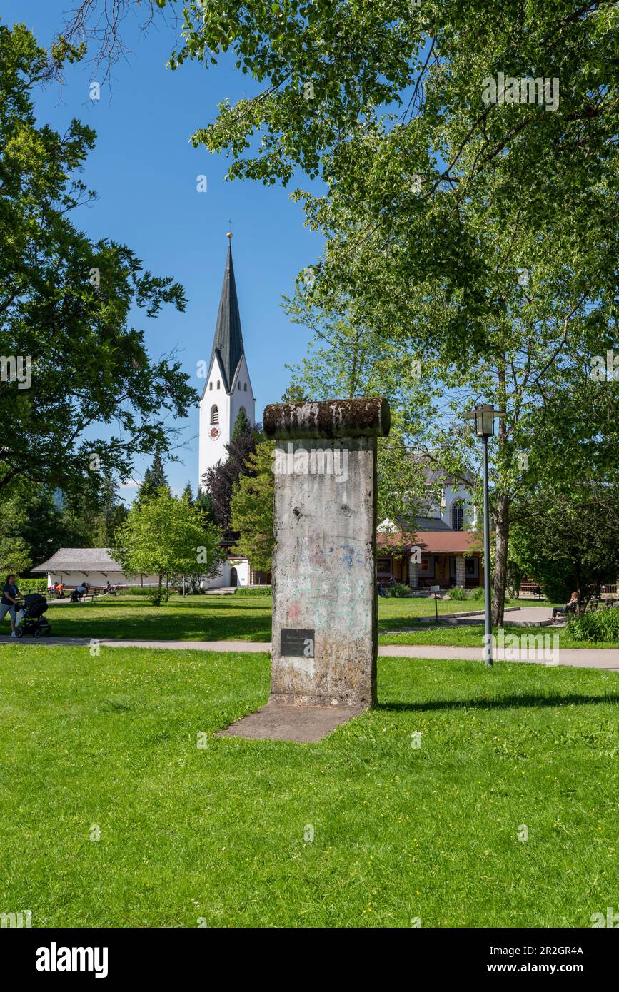 St Johannes Baptist Church, resto del muro di Berlino, Kurpark, Oberstdorf, Baviera, Germania Foto Stock