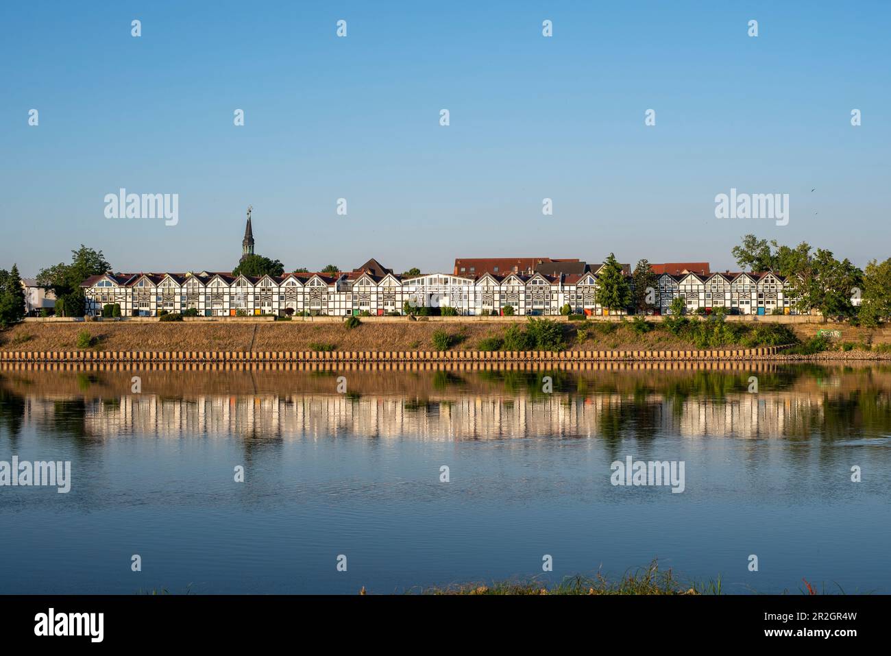 Case a graticcio sulla Elberadweg, a 130 metri il più lungo complesso a graticcio in Germania, ex deposito di sale, Schönebeck, Sassonia-Anha Foto Stock