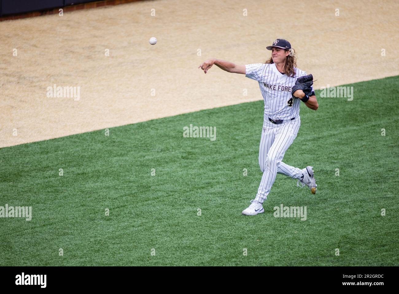 18 maggio 2023: Il lanciatore della Wake Forest Rhett Lowder (4) si scalda prima dell'accampamento di baseball contro il Virginia Tech al David F. Couch Ballpark di Winston-Salem, NC. (Adeal) Foto Stock