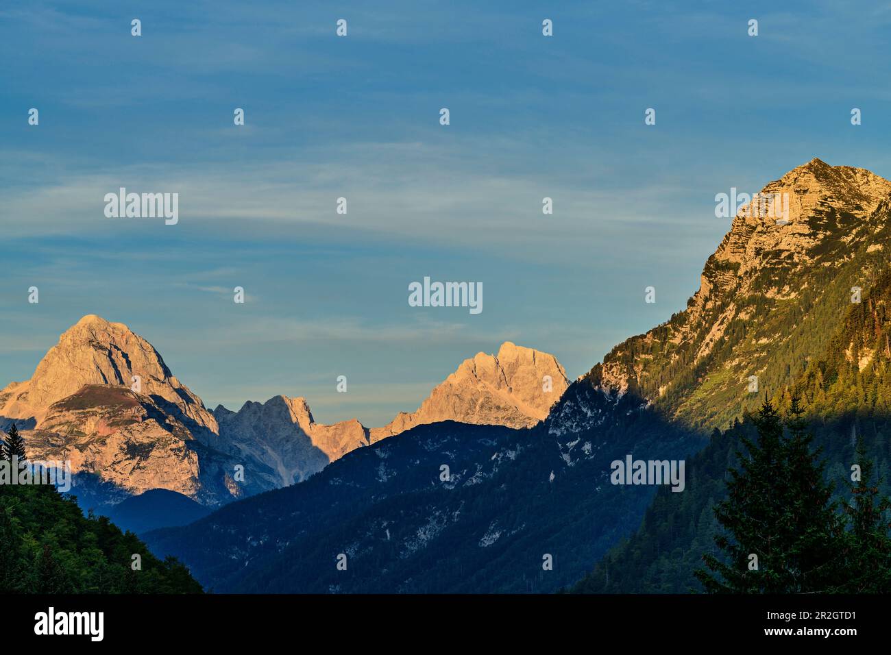 Alpenglow sul Gruppo di Mantart, Passo Sella Nevea, Alpi Giulie, Parco Nazionale del Triglav, Slovenia Foto Stock